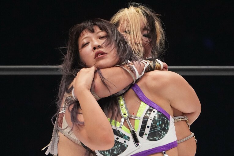 AZMを絞める渡辺桃　©Masashi Hara