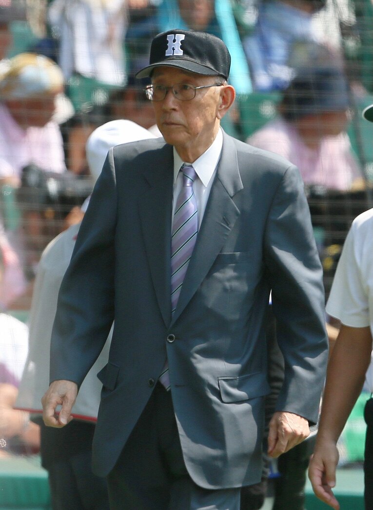 福嶋一雄氏は2013年に野球殿堂入り。甲子園で表彰された。2020年没　©JIJI PRESS