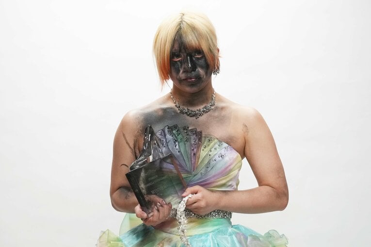 黒く染められたシンデレラの羽南　©Essei Hara