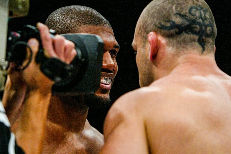 2004年10月の『PRIDE.28』。睨み合いの最中に笑みを浮かべるジャクソン　©Susumu Nagao