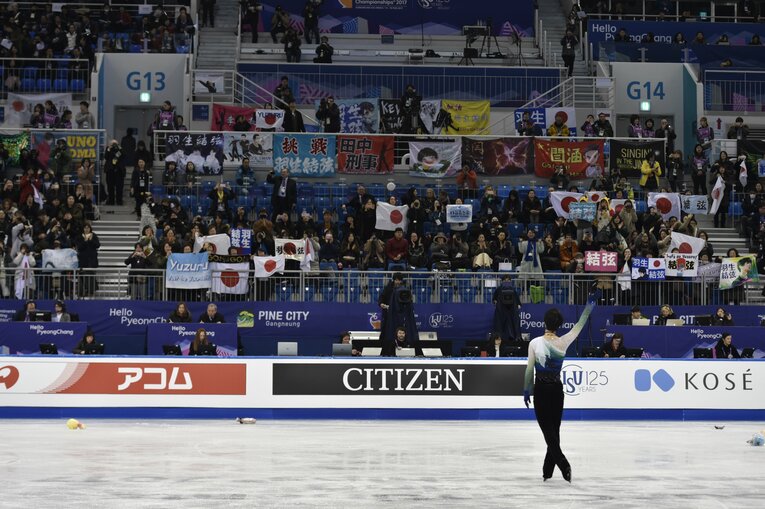 2017年2月、四大陸選手権のフリーの演技後、観客の声援を浴びる羽生　©Asami Enomoto