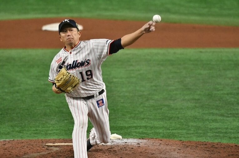 6回を無失点に抑え、勝利投手となった石川。41歳10カ月での日本シリーズ勝利はセ・リーグ最年長記録 ／ photograph by Hideki Sugiyama