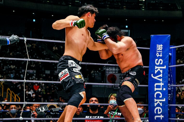 シビサイの打撃に苦戦する関根　©RIZIN FF Susumu Nagao