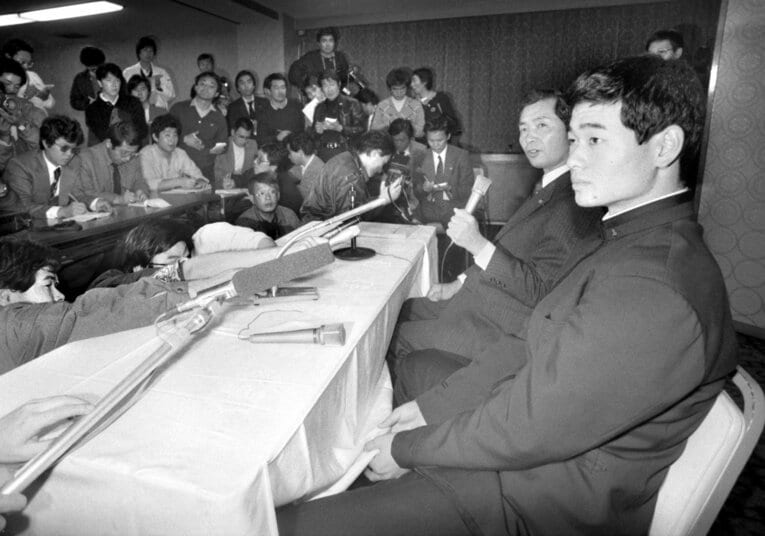1985年11月23日、3日前のドラフト会議で電撃的に巨人1位指名を受けた桑田が、事前に表明していた早大受験を取りやめると記者会見で発表。巨人入りが確定した　©︎KYODO