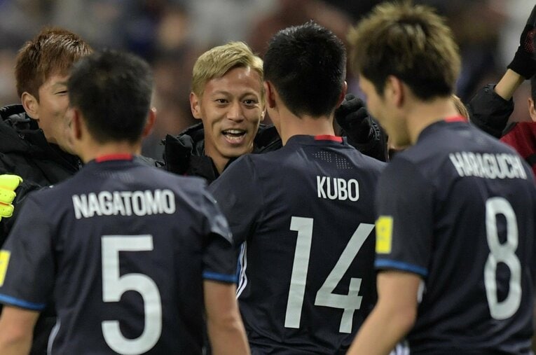 【日本サッカー名選手レア写真集】ロシアW杯アジア最終予選、久保のゴールを祝福する本田（写真は右に続きます）　©AFLO