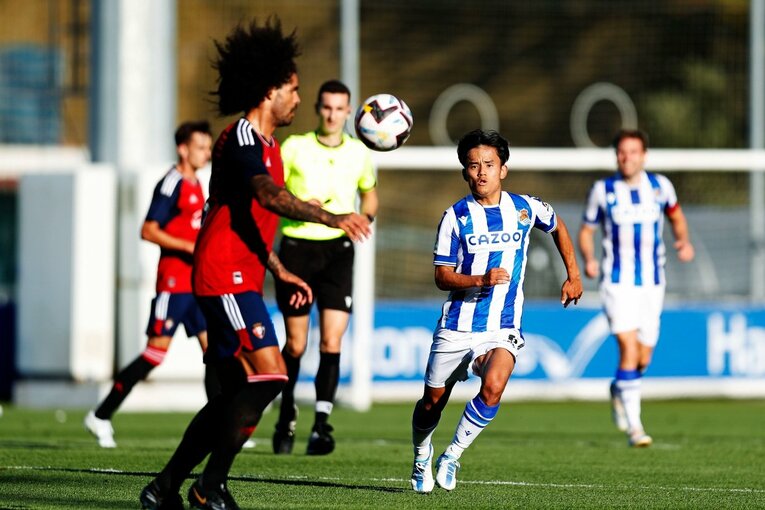 「クボは絶対フィットできる」現地ファンが期待… ソシエダ久保建英のユニ姿・力強さを日本人カメラマンがいち早く撮った〈子供に神対応〉(16)