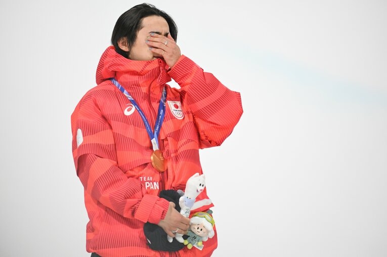 涙をぬぐう戸塚　©Nanae Suzuki/JMPA