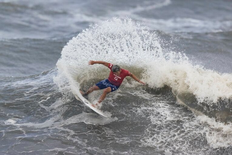 台風の影響で濁った波に乗る五十嵐。ブラジルのフェヘイラには一歩届かなかった