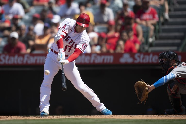 大谷の23号本塁打。低めに落ちる変化球を見事にすくい上げた　©AP/AFLO