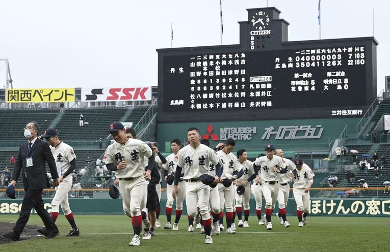 21世紀枠で初出場した丹生　©Kyodo News