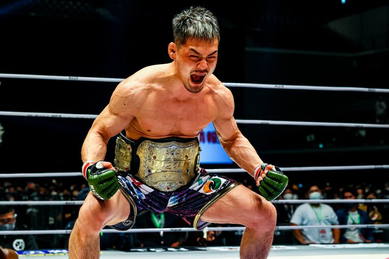 斎藤裕の挑戦を退け、喜びを爆発させる牛久。血管が浮き上がった肉体からハードな鍛錬ぶりが窺える　©RIZIN FF Susumu Nagao