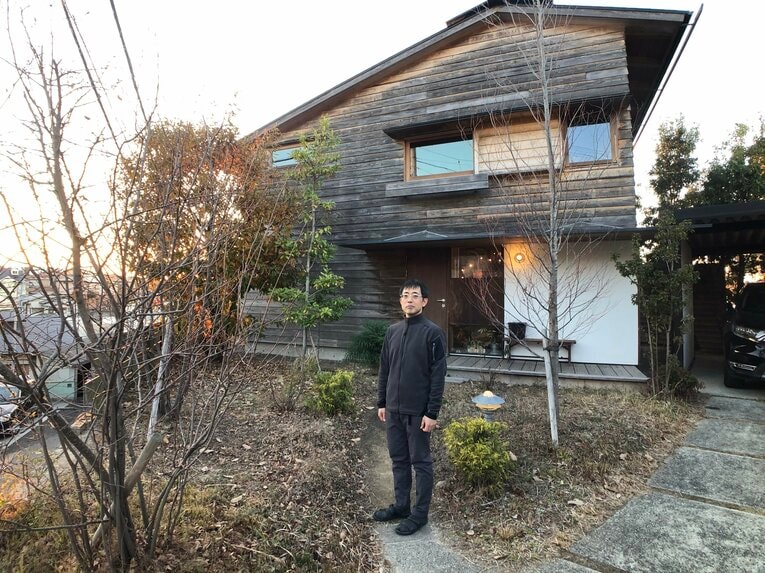 栗秋の自宅玄関の前で　©Kei Nakamura