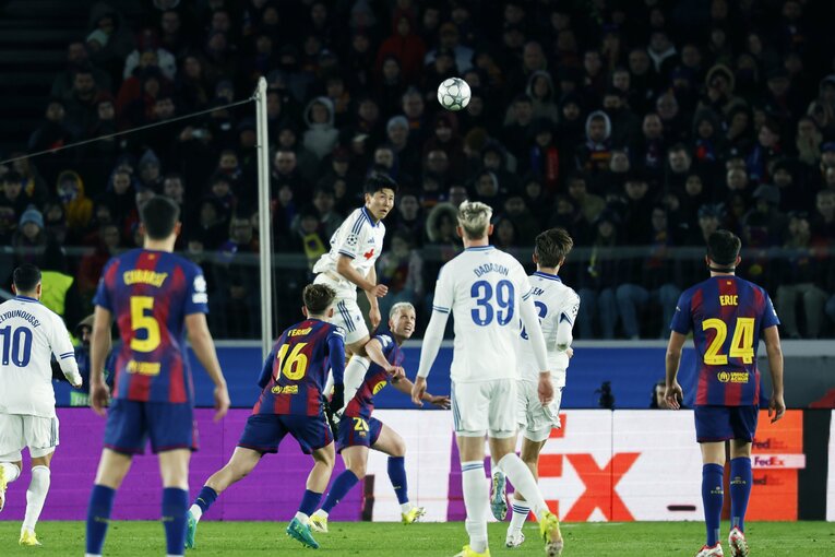 バルサ戦での鈴木。レバンドフスキ以外にも高い打点のヘディングを見せていた（写真は右へ続きます）©Daisuke Nakashima