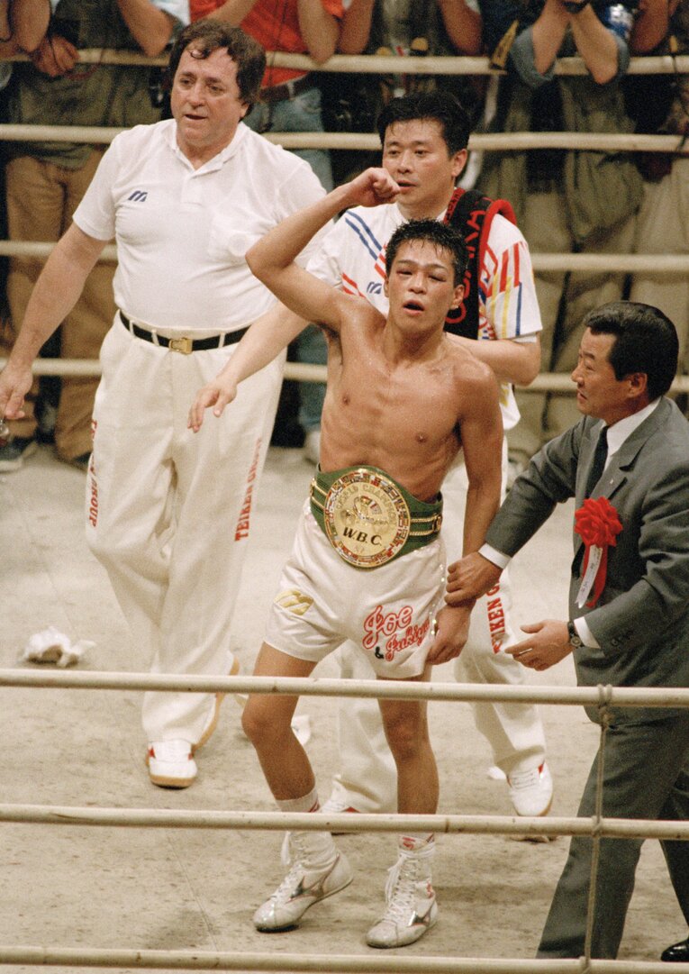 写真は1993年7月、判定でラバナレス（メキシコ）を下しWBCバンタム級暫定王座に就いた辰吉。試合は大阪府立体育会館で行われた。この後、網膜剥離と診断される　©JIJI PRESS