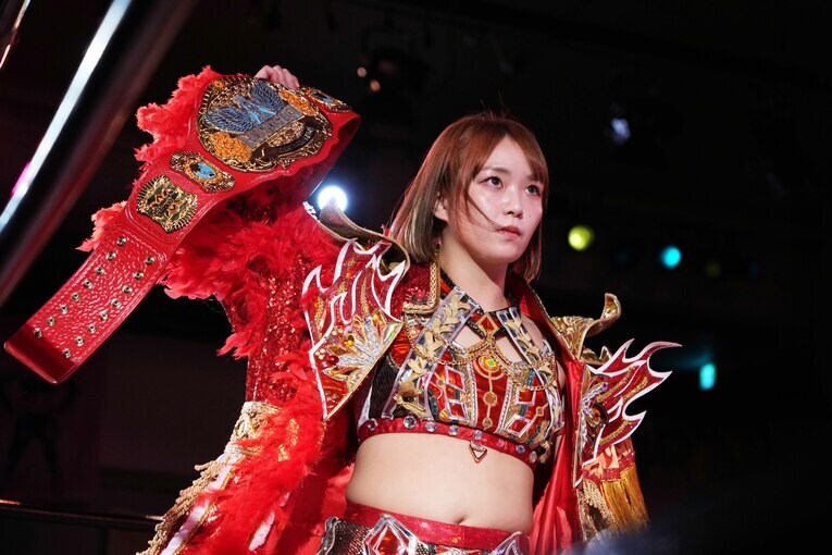 マリーゴールドの赤いベルト（ワールド王座）を保持する　©Essei Hara