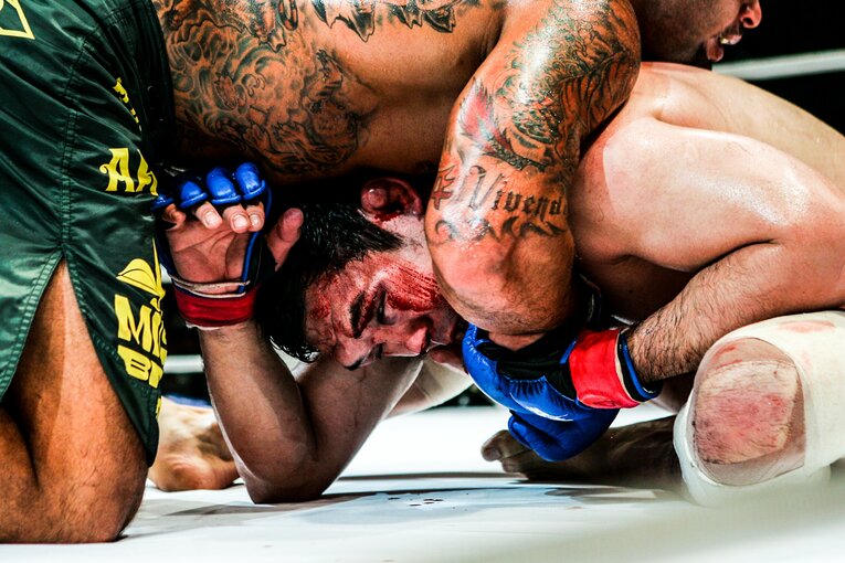 桜庭の顔面は腫れ上がり、大量の出血をともなう凄惨な試合となった