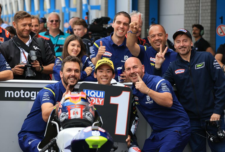 スタッフらと勝利を喜ぶ佐々木歩夢　photograph by Satoshi Endo