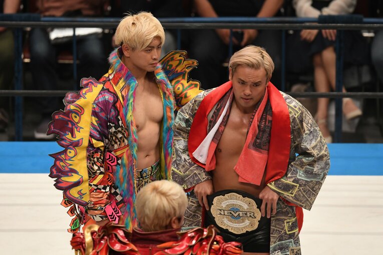 オカダ・カズチカをじっと見つめる清宮海斗