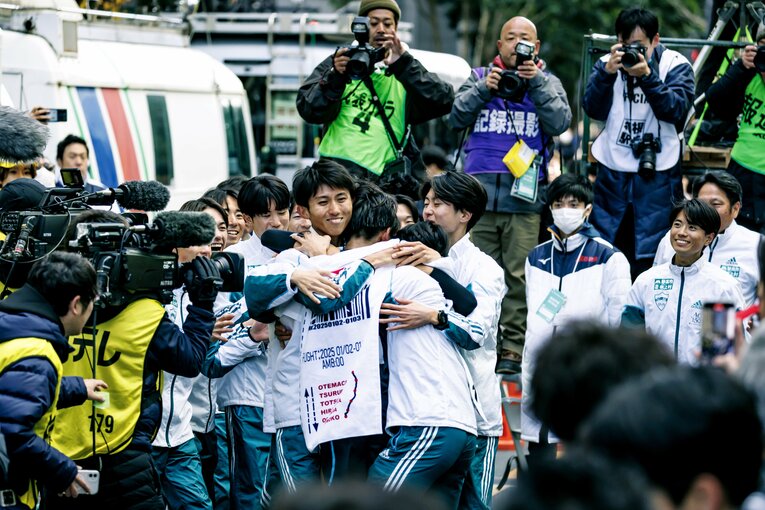 喜び合う田中さんら青学メンバー　©Kiichi Matsumoto