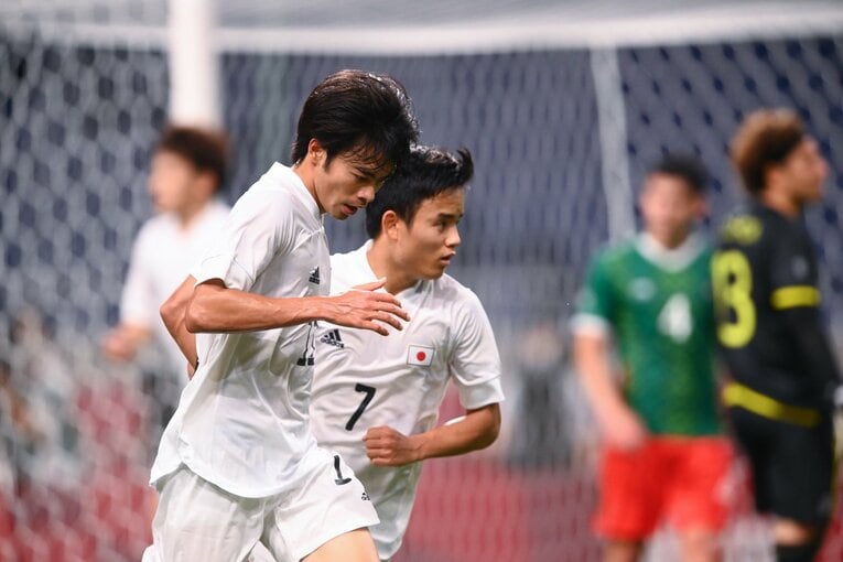 【歴代五輪代表メンバー】東京五輪メキシコ戦での三笘薫と久保建英　©Takuya Kaneko/JMPA