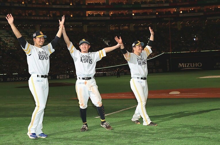 2022年9月25日のロッテ戦後、お立ち台に立った千賀滉大（左）と甲斐拓也（右）が牧原大成を呼び、同期3人で記念撮影 ／ photograph by Ryoji Hanjo