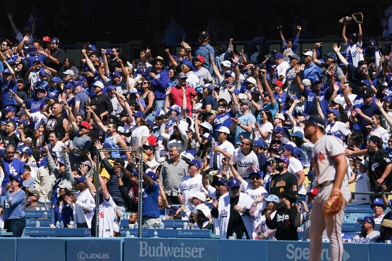 第4打席、この2試合2本目の大谷ホームランに盛り上がるドジャー・スタジアムのファン　©︎Shizuka Minami