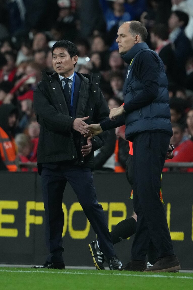 握手をかわす森保監督とトゥヘル監督　©Masashi Hara