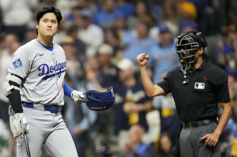 三振後に悔しそうにベンチへ戻る大谷　©Getty Images