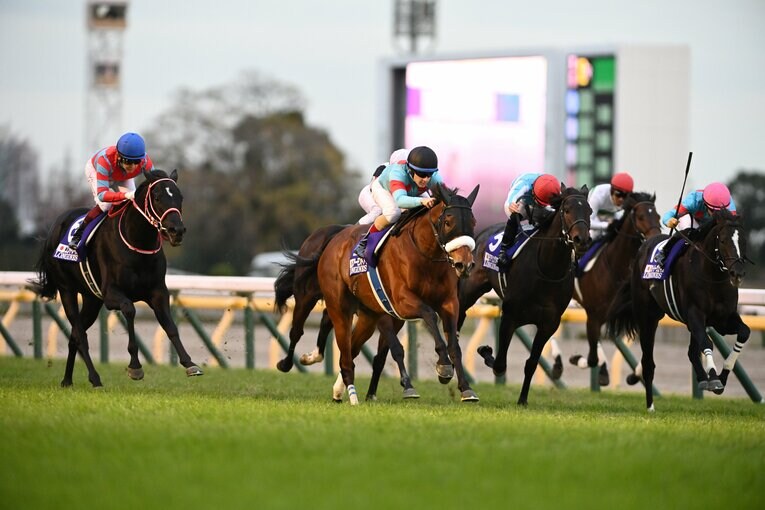 2020年のジャパンカップ。1着アーモンドアイ（ルメール）、2着コントレイル（福永）　©BUNGEISHUNJU