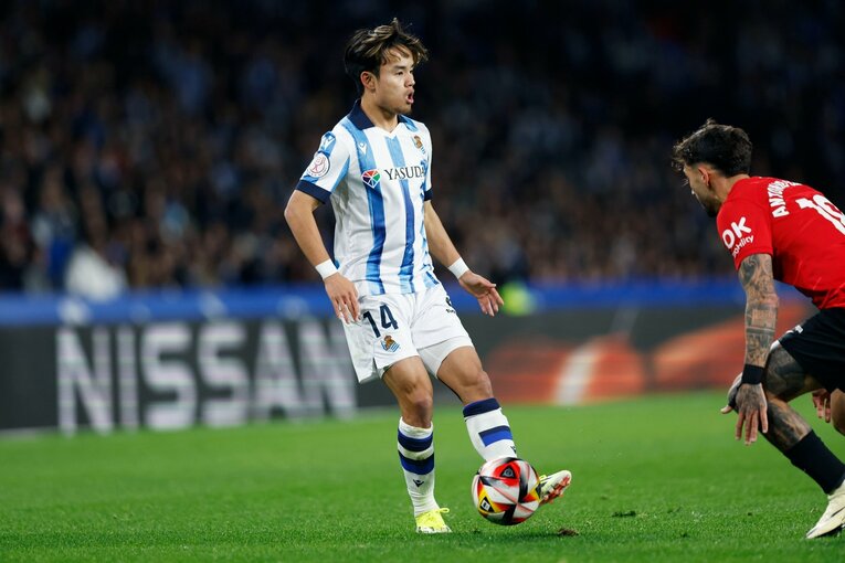 ロールックでトラオレにパスを出す久保　©Daisuke Nakashima