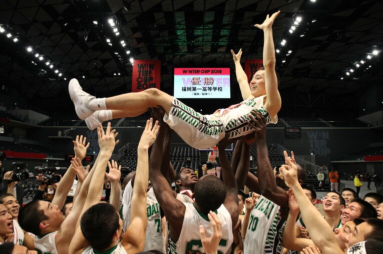2年連続で全国制覇を達成し、チームメイトから胴上げされる河村勇輝（2019年）©︎JIJI PRES