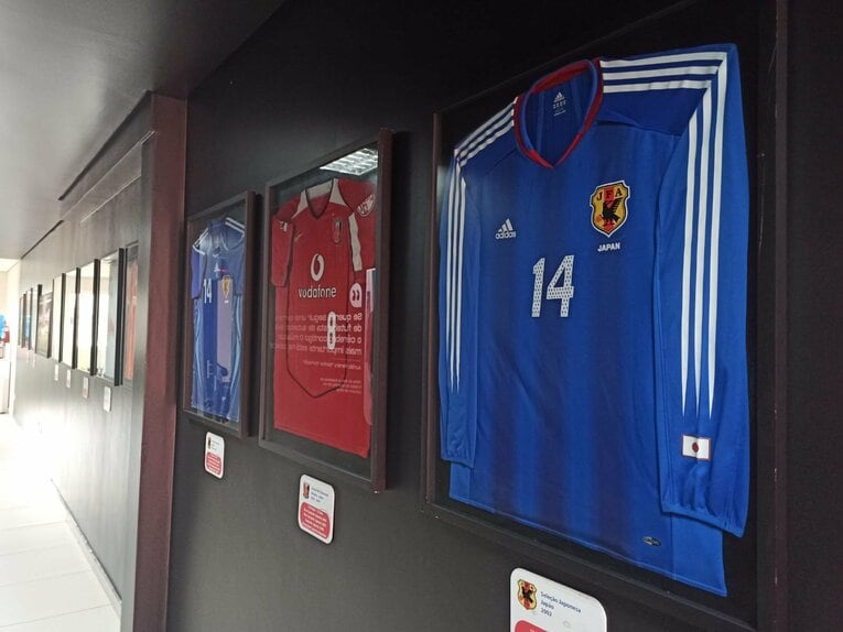 三都主サッカーアカデミーの事務所には所属したクラブのユニフォームが飾られていた