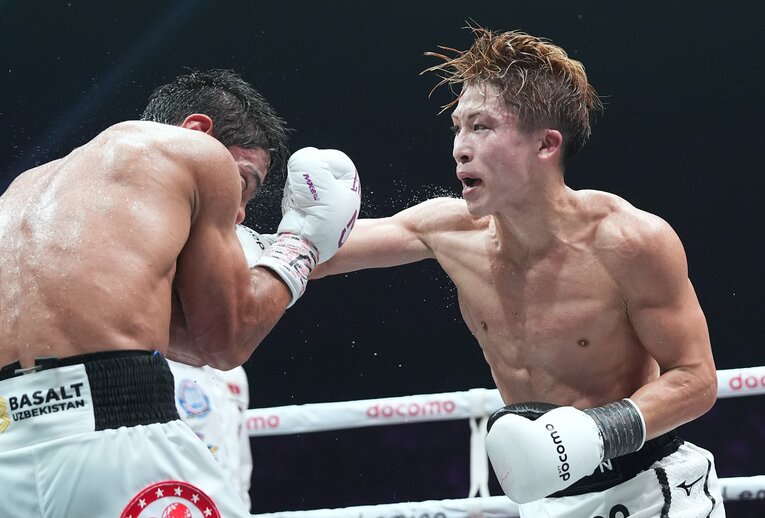 アフマダリエフに強打を打ち込む井上尚弥。試合を通して危険な場面はほぼ皆無だった　©Naoki Fukuda