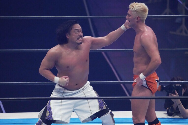 ザック・セイバーJr.を殴りにいく後藤洋央紀　©Essei Hara