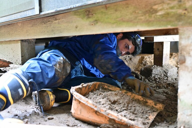 すでに固くなってしまった泥の撤去には時間がかかる