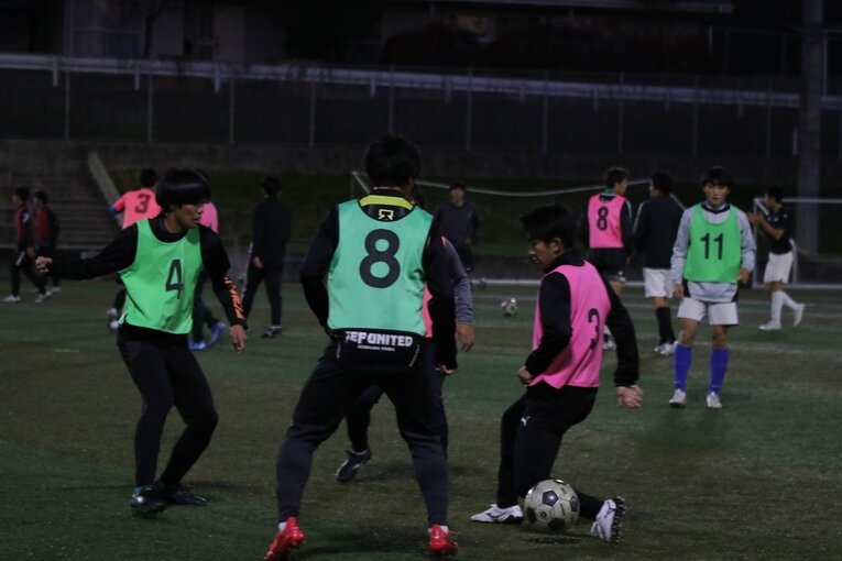 人工芝のグラウンドで練習する韮崎高校サッカー部　©︎Takahito Ando