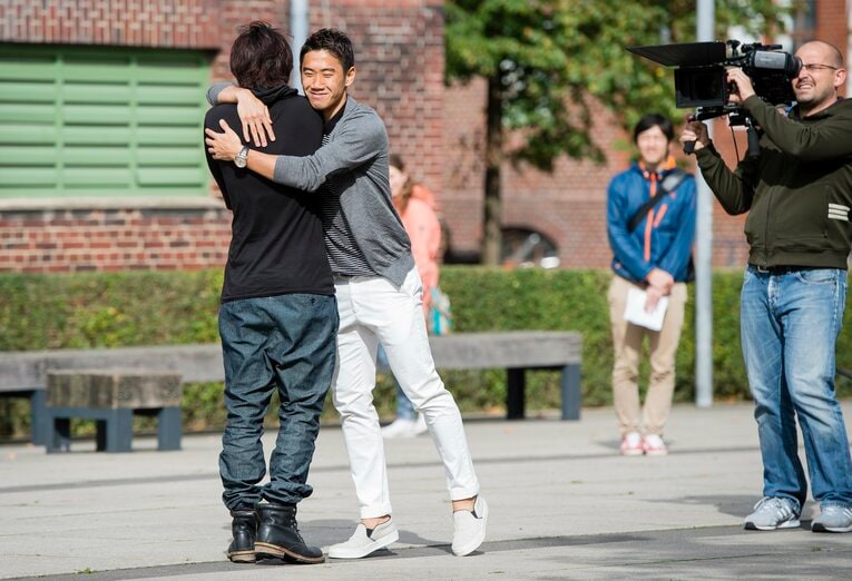 【篤人とシンジの“SNSが知らない友情”とレア写真／全30枚超】内田と香川のハグ　©Getty Images