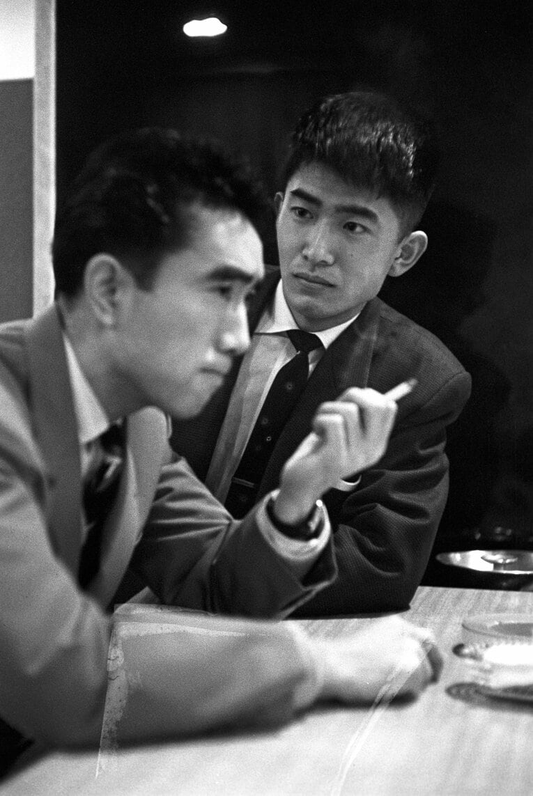 写真は1956年撮影、三島由紀夫（手前）と23歳の石原慎太郎　©BUNGEISHUNJU