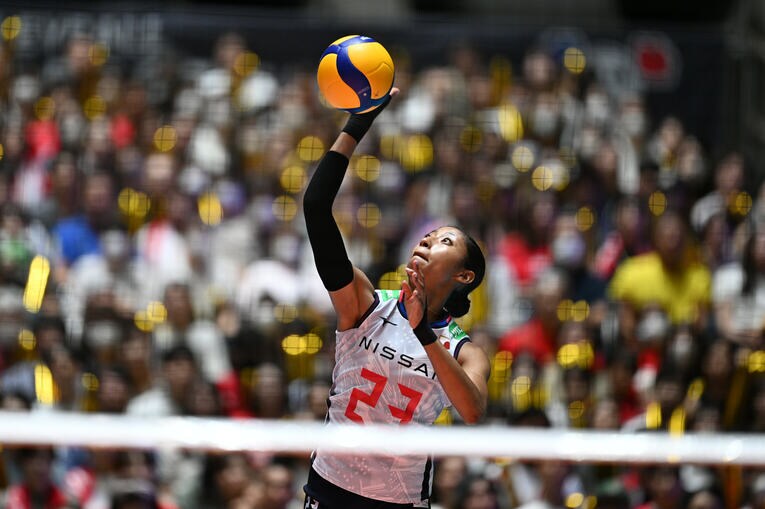 サーブを放つ宮部藍梨　©︎MATSUO.K/AFLO SPORT