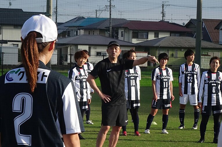 キャリアのある選手たちにとっても、風間八宏の理論はサッカーの新しい側面を照らす光なのだ。 ／ photograph by Shinya Kizaki