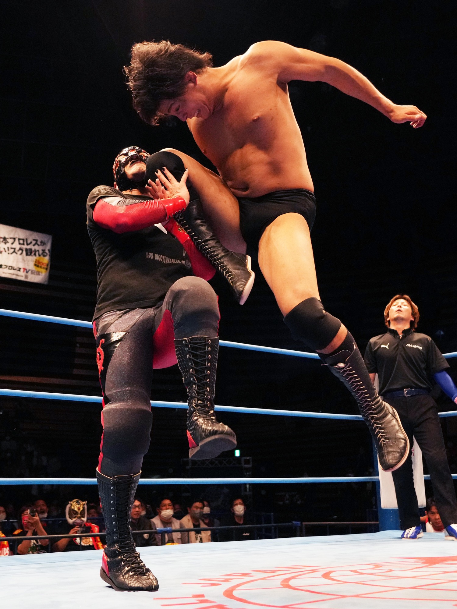 2023年5月7日、BUSHIにジャンピング・ニーを放つ安齊勇馬