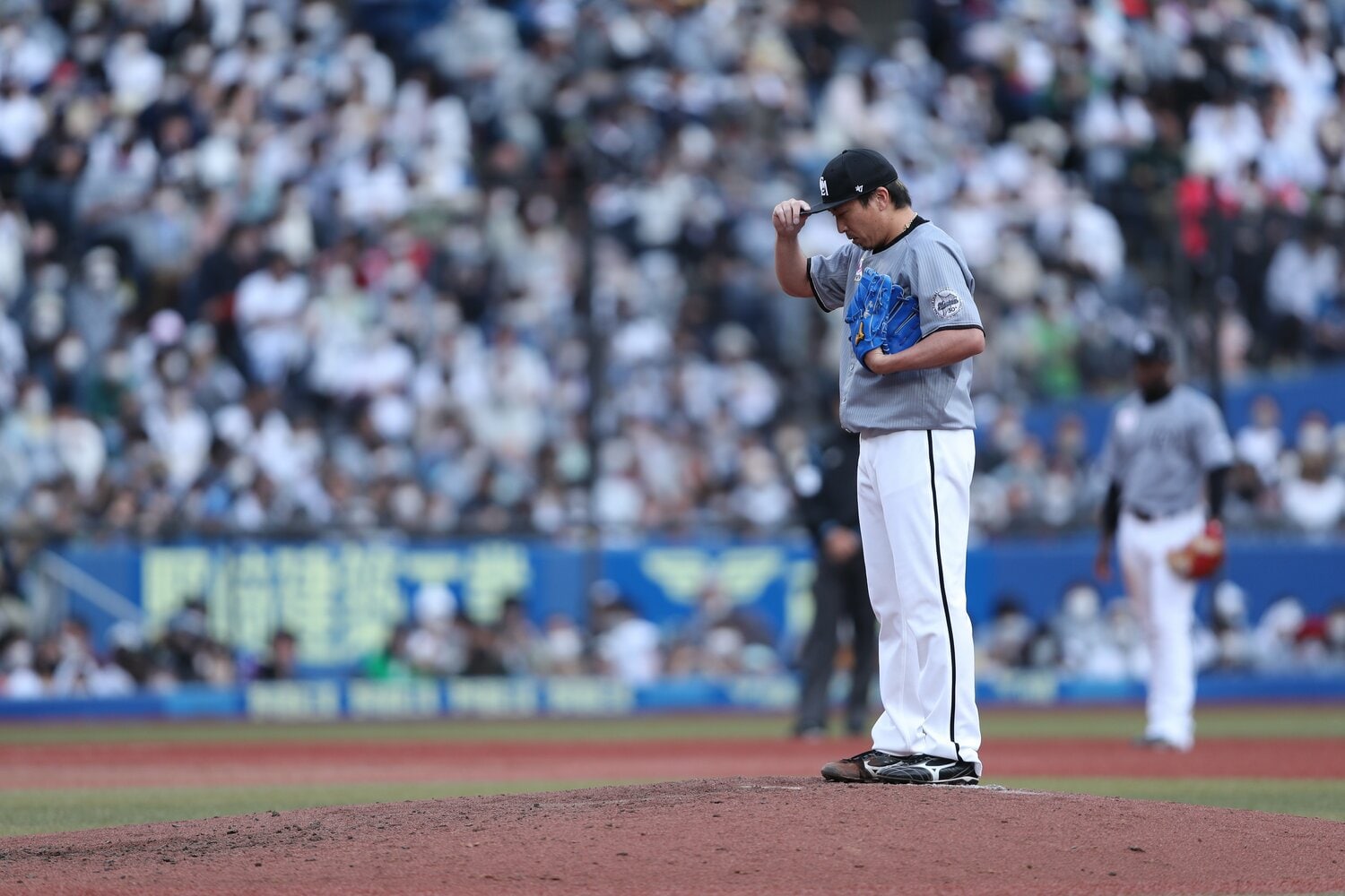 どよめきがおさまらないスタジアムのマウンドに立つ益田（2022年４月17日）©Chiba Lotte Marines