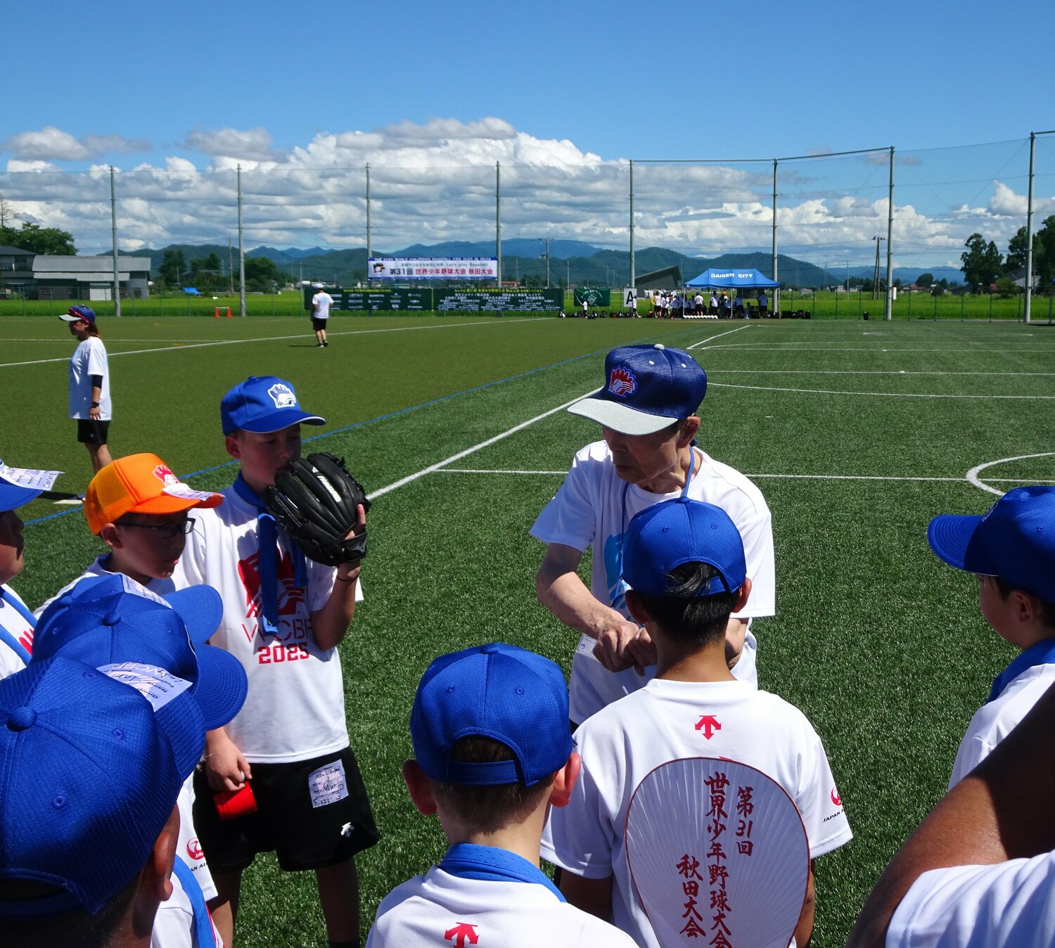 子供たちに熱心にバッティングを指導する王　©Masanori Kise