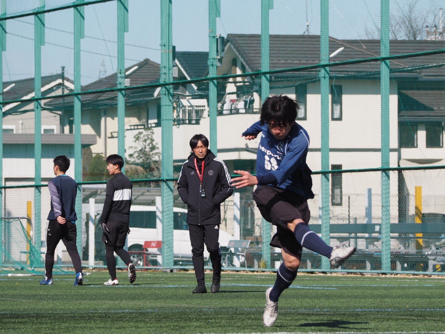 専修大学で学生たちを指導する西ヶ谷隆之（写真提供：専修大学サッカー部）