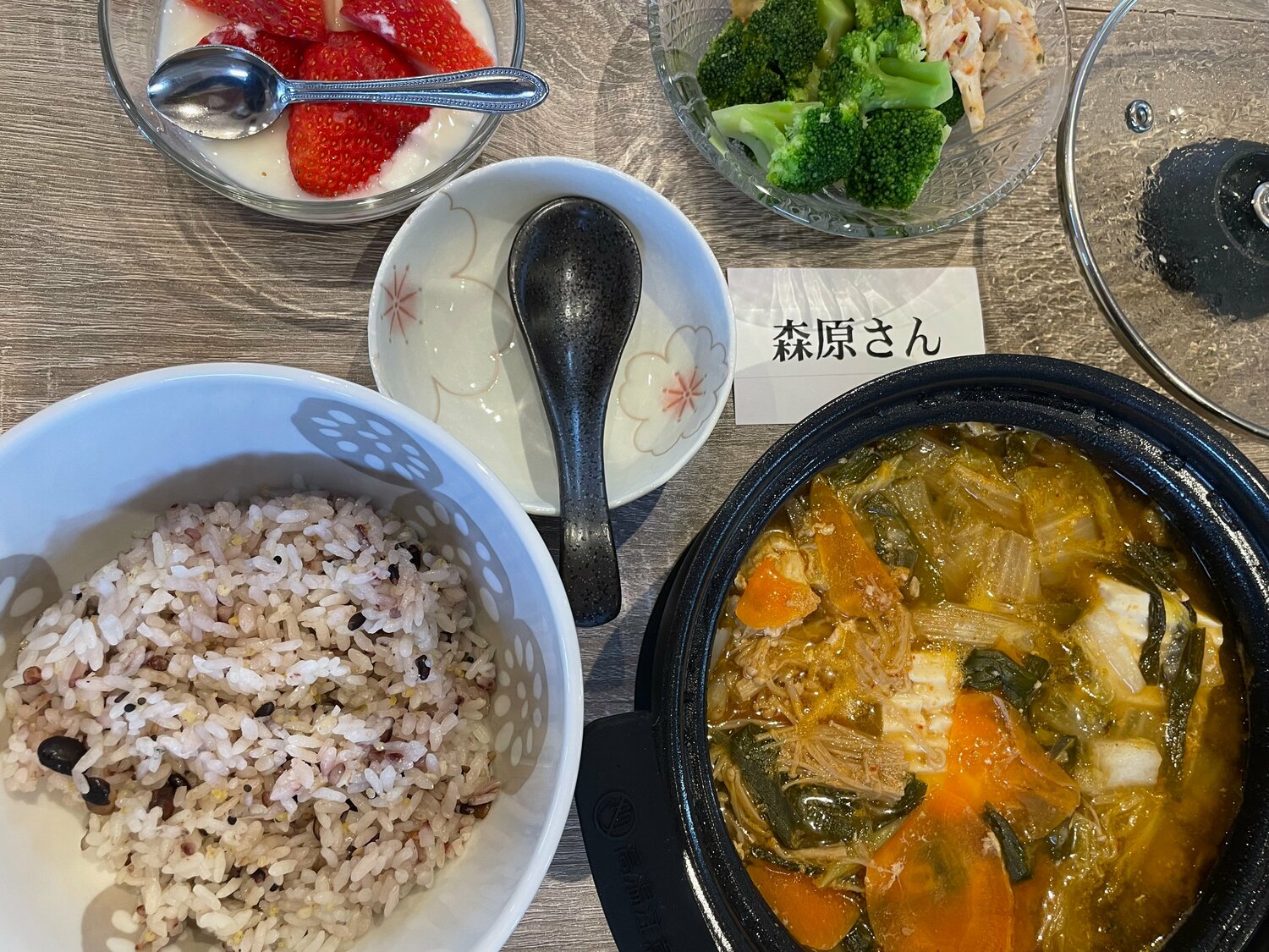 森原さん用に量まで調整されたランチ。すごくおいしそう…　©Takashi Ishizuka