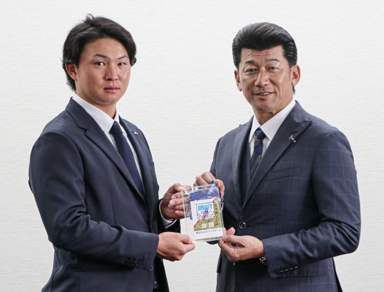 ドラフト翌日、日本シリーズ開幕前日という合間に三浦監督は早速竹田の所属する三菱重工Westを訪ねた ©JIJI PRESS