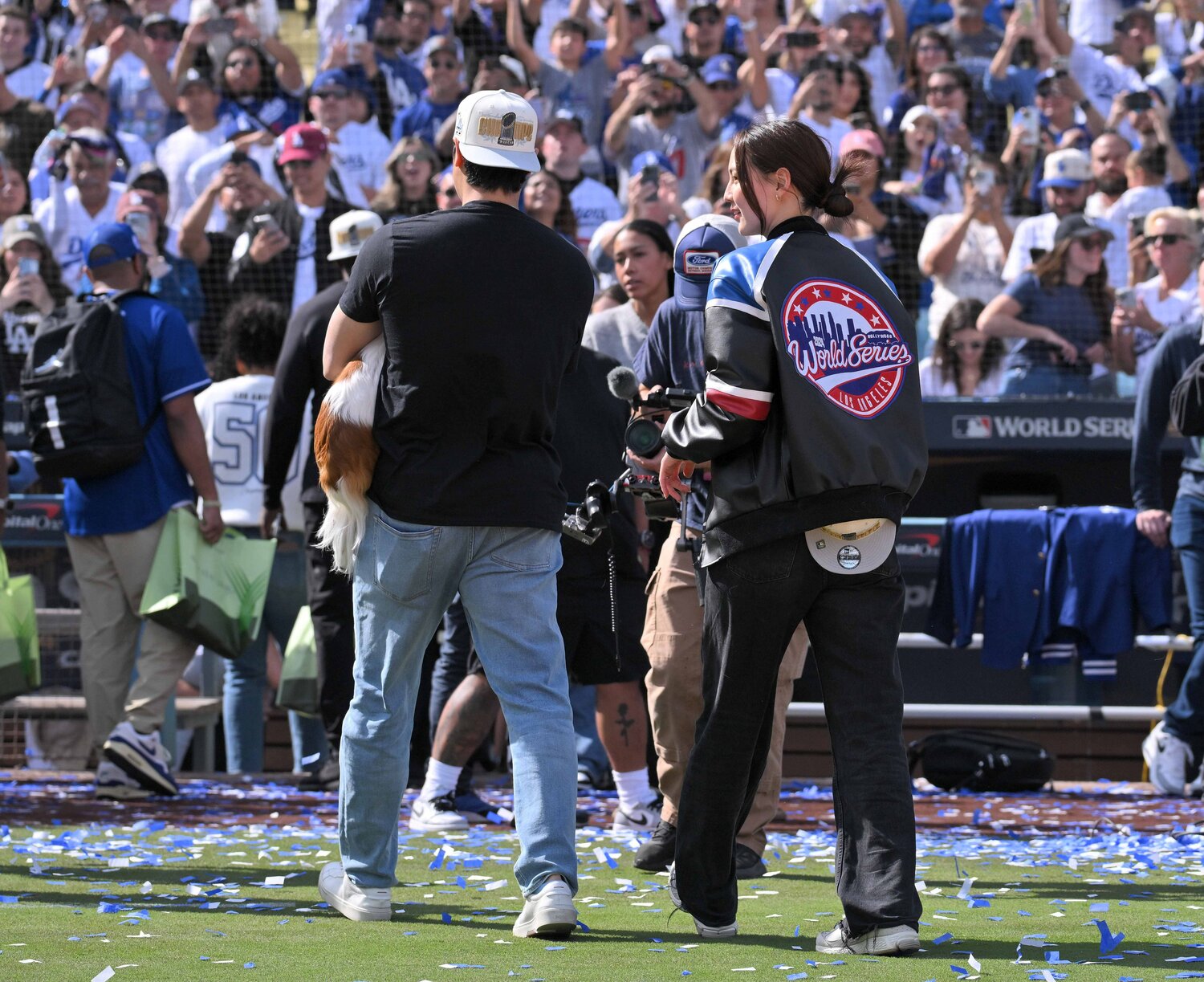 ワールドシリーズの優勝セレブレーションでの大谷夫妻とデコピン　©JIJI PRESS