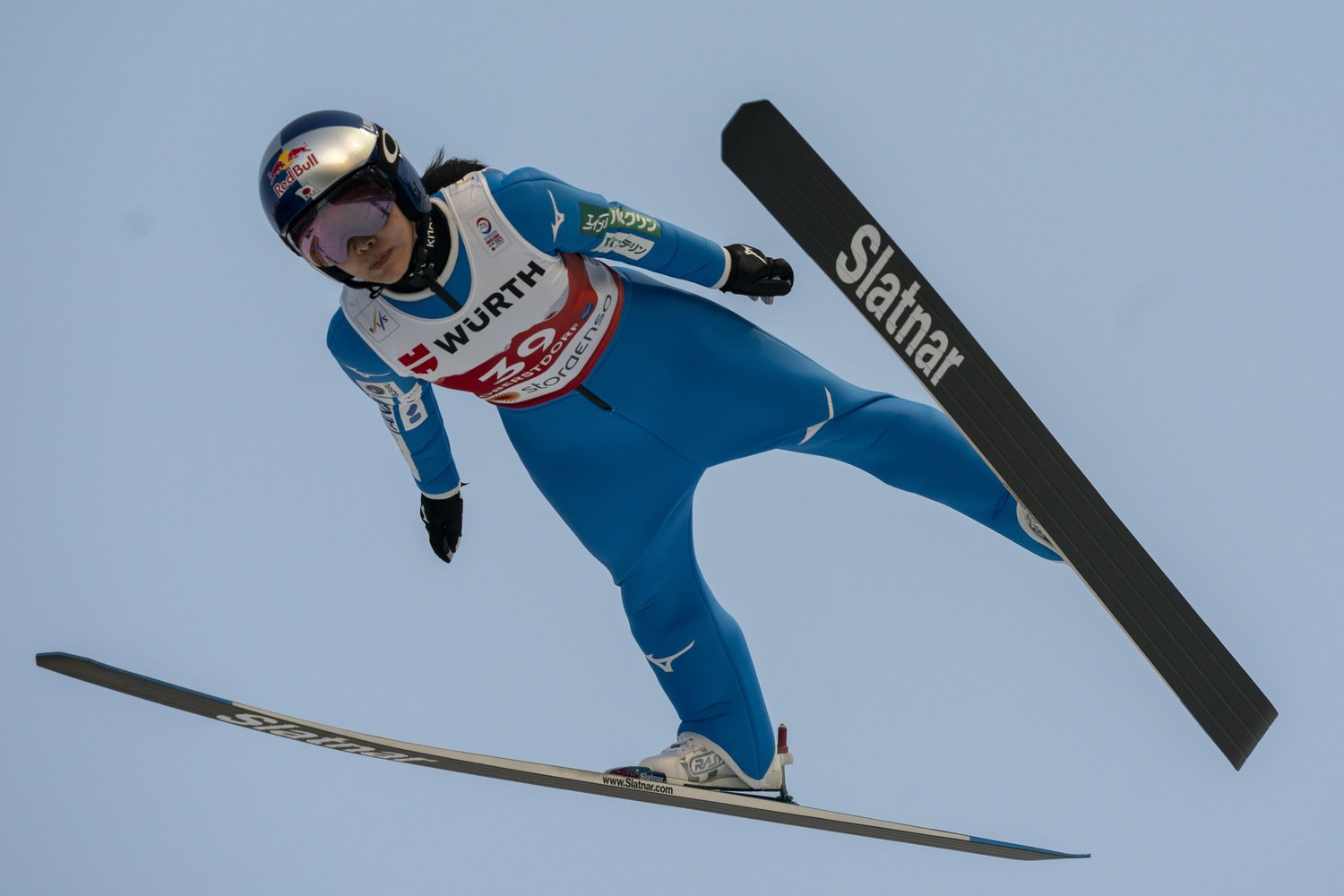 上位2選手に僅差で及ばなかったが、世界選手権でのメダルは2大会ぶりと復調気配の高梨　©Getty Images