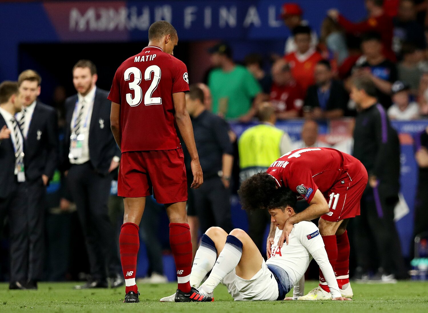 プレミア対決となった18-19CL決勝・リバプール戦。モハメド・サラーに慰められるソン・フンミン　©︎Getty Images