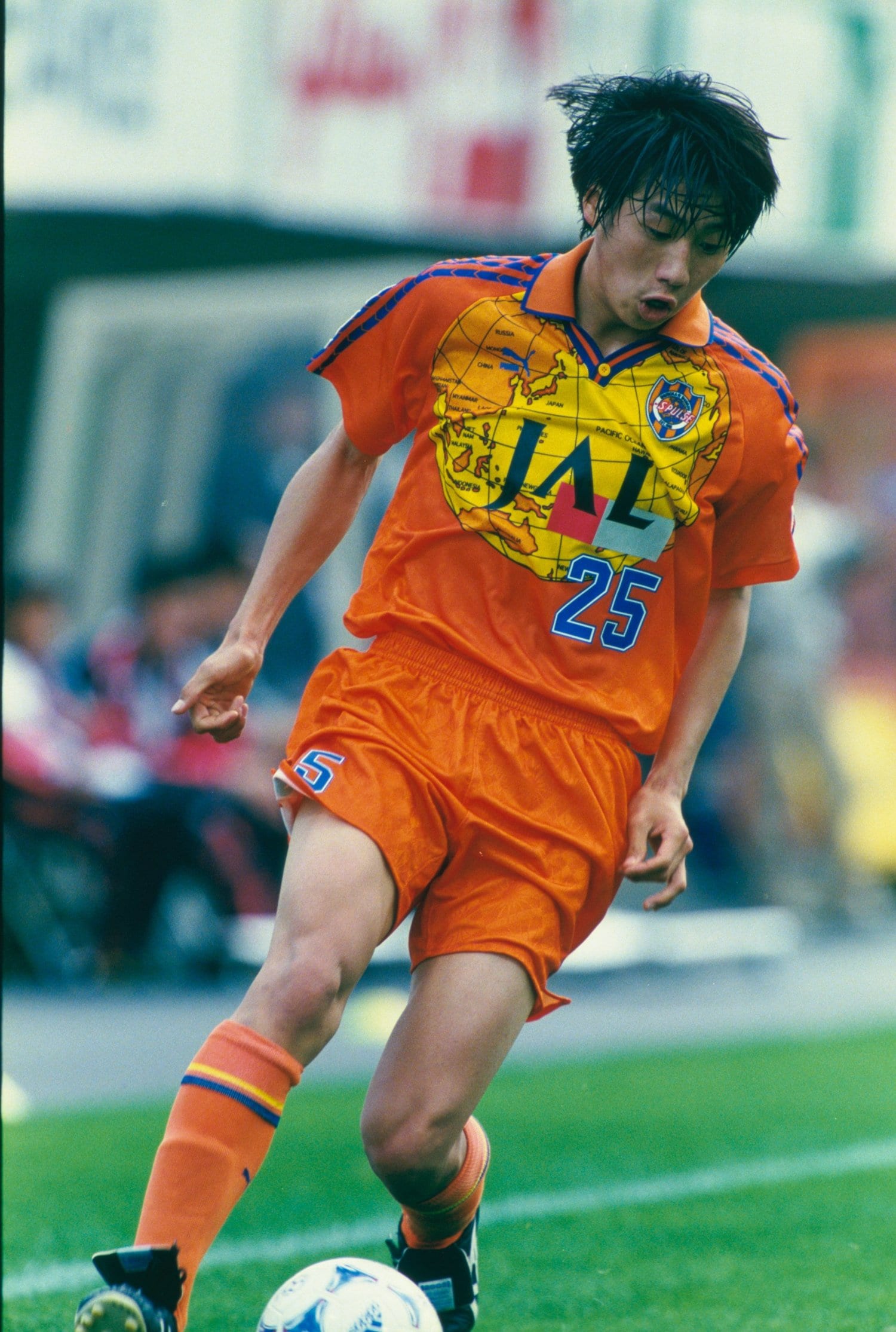 1998年、高校生Jリーガーとしてプレーする市川　©Sports Graphic Number